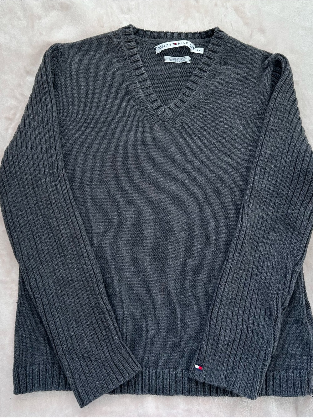 Vintage y2k Tommy Hilfiger Women’s Gray v-neck Sweater